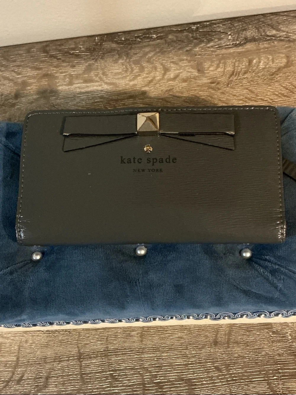 kate spade NY Beacon Court Gray Saffiano Bow Long Wallet White Interior GUC